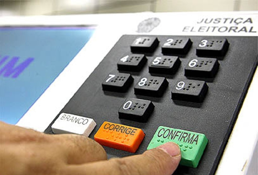 urna-eletronica-mao-1181x800-1024x693