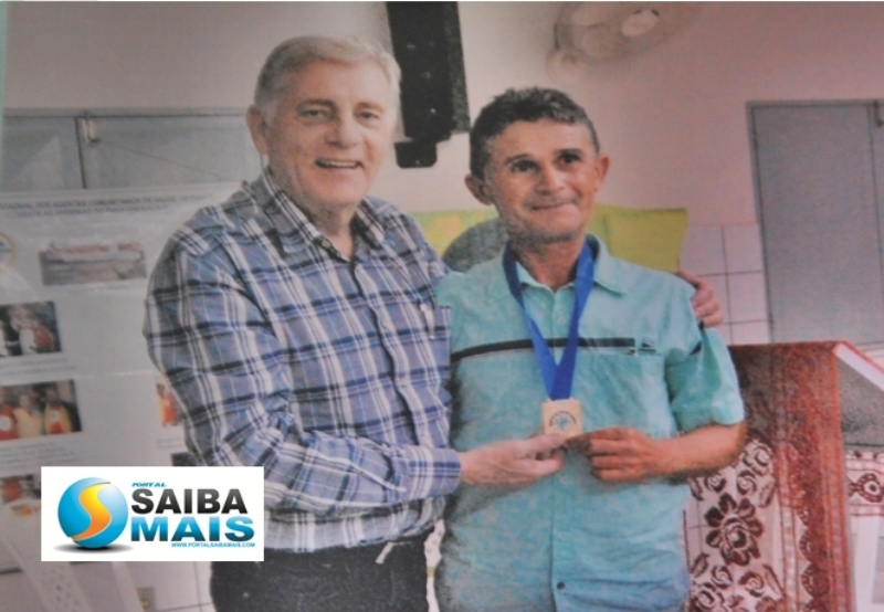 ACS Dedé recebendo a Medalha de Honra ao Mérito das mãos do presidente da FENAAC José Roberto Prebil em Teresina, no último dia 20 de maio/2016.