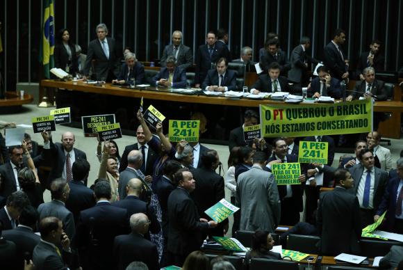 O texto da PEC 241-16 foi aprovado em primeiro turno e precisa passar por nova votação no plenárioFabio Rodrigues Pozzebom/Agência Brasil