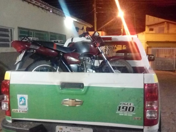 Moto na qual o jovem estava foi encontrada na rodovia (Foto: Divulgação/Polícia Militar)