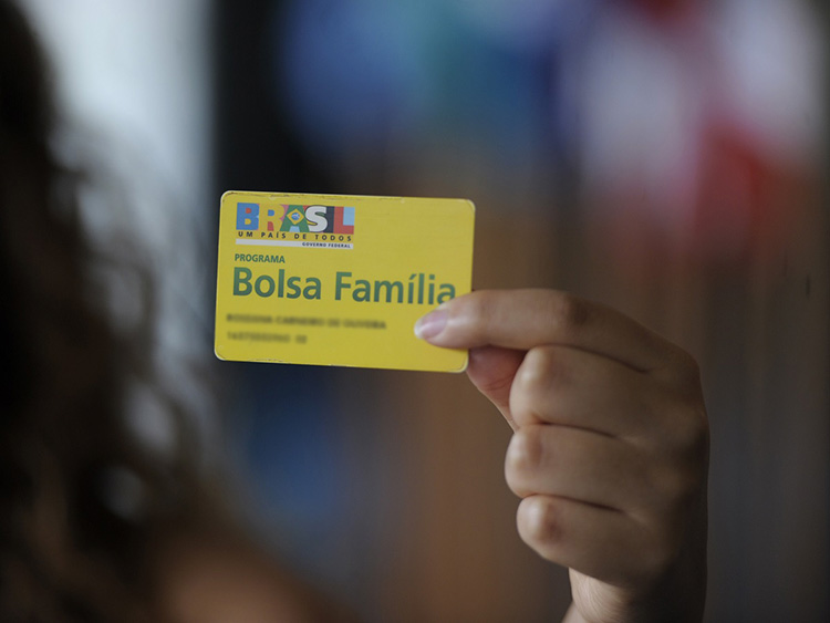 BIE - Banco de imagens externas - Está pronto para ser votado pela Comissão de Assuntos Econômicos (CAE) projeto de lei que visa a incentivar a contratação de beneficiários do Bolsa Família por empresas. De autoria do senador licenciado Alvaro Dias (PSDB-PR), a matéria tem parecer favorável, com uma emenda, do relator, senador Ciro Nogueira (PP-PI). O Projeto de Lei do Senado (PLS) 433/2008 permite que a pessoa jurídica que contratar beneficiário do Programa Bolsa Família possa deduzir valor equivalente ao benefício do Bolsa Família da contribuição patronal devida à Seguridade Social. A proposição também prevê que, necessariamente, o empregado tenha o benefício suspenso durante todo o período em que durar seu vínculo com a empresa. Foto: Jefferson Rudy/Agência Senado