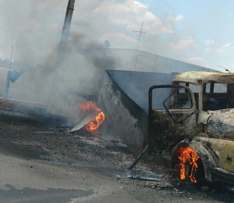 Na fuga, o bando incendiou um caminhão