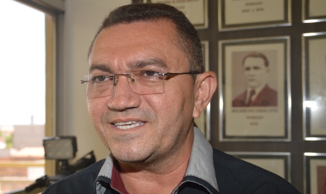 Padre Walmir adota novas medidas de contenção de gastos.
