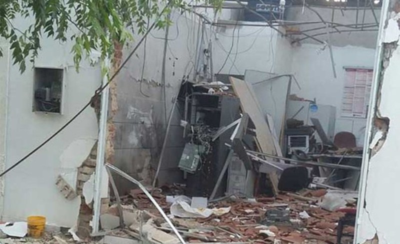 Prédio onde funcionava a agência ficou totalmente destruído (Foto: Divulgação/ PM)